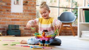 Bioblo play and construction blocks in 13 colors: blue, yellow, green, ocher, orange, pink, red, chocolate brown, black, violet, white, brick red, beige; packed in recycled cardboard packaging with various quantities