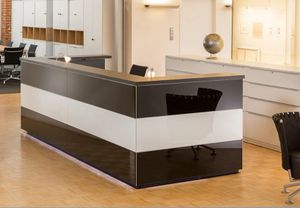 WINI Büromöbel/Tresensystem: WINEA ID. Oberflächen: Melaminharzdirektbeschichtung und Echtholzfurniere