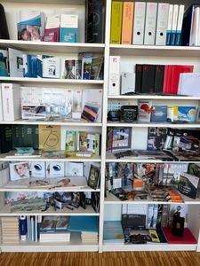 Druckhaus Frank Zeitschriften, Broschüren, Magazine, Bücher, Kataloge, Prospekte, Werbebeilagen, Zeitungsbeilagen, Flyer, Bedienungsanleitungen, Aufbauanleitungen, Poster, Plakate, Displays aus Karton, Jahresberichte, Verzeichnisse, bedruckte Postkarten, Faltblätter  Format: 5,5-105 cm  2-880 Seiten  Drahtheftung, Klebung  Bogenoffsetdruck