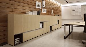 OKA Büromöbel Stauraummöbel; Oberflächen: Melaminharzbeschichtung, Furnier lackiert, Stoffbezug; Programme gemäß Anhang zum Vertrag.