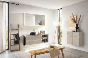 Badea Badmöbel; Oberflächen und Fronten aus: Melaminharzbeschichtung, Lackdekorbeschichtung, Lacklaminat, Schichtstoff, Glaslaminat, Glas, Echtholzfurnier, Steinfurnier; Fronten gemäß Anhang zum Vertrag.