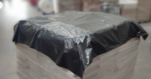 Bolsas Castresana, S.L.U.  Kunststoffplatten mit mindestens 80 % Post-Consumer-Recyclat, in verschiedenen Stärken (15–150 Mikrometer), erhältlich in mehreren Farben: Schwarz, Weiß, Transparent, Blau, Rot, Grün, Gelb, Orange, Braun und Violett.