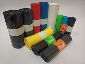 BC EKOSAC Müllsäcke aus recyceltem Polyethylen in verschiedenen Größen (30 l, 50 l, 100 l, 120 l, 240 l) und Stärken (15–150 Mikrometer), erhältlich in verschiedenen Farben: Schwarz, Weiß, Blau, Rot, Grün, Gelb, Orange, Braun und Violett.